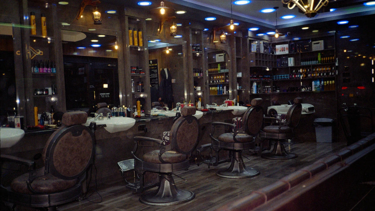 Berber dükkânı açılış hediyesi için modern salon dekorasyonu ve koltuklar